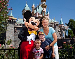  Allison Sweeney And Her Family Visiting Disneyland