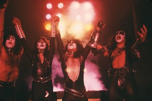  吻乐队（Kiss） ~Irving, Texas...December 23, 1982 (Creatures of the Night tour)