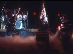  किस ~Long Beach, California...January 17, 1975 (Hotter Than Hell Tour)