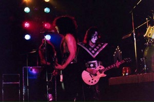  ciuman ~Long Beach, California...January 17, 1975 (Hotter Than Hell Tour)