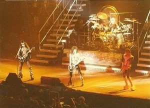  Ciuman ~Philadelphia, Pennsylvania...December 22, 1977 (Alive II Tour)