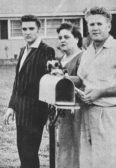  At home pagina With Elvis And His Parents