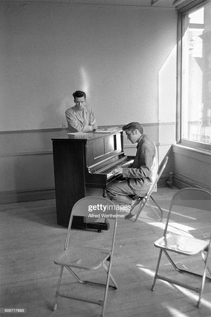  Elvis At The Pianoforte