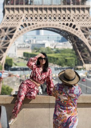 Emeraude and her mother visit the monuments in Paris