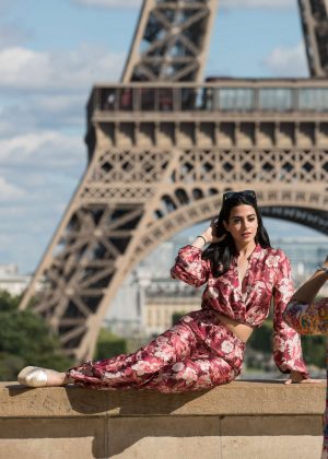 Emeraude and her mother visit the monuments in Paris