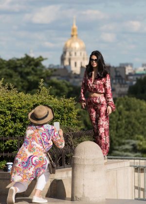 Emeraude and her mother visit the monuments of Paris