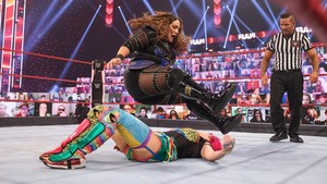  Raw 2/22/2021 ~ món ăn bơm xen, charlotte Flair/Asuka vs Shayna/Nia Jax