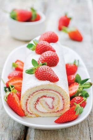 Strawberry Swiss Roll Cakes
