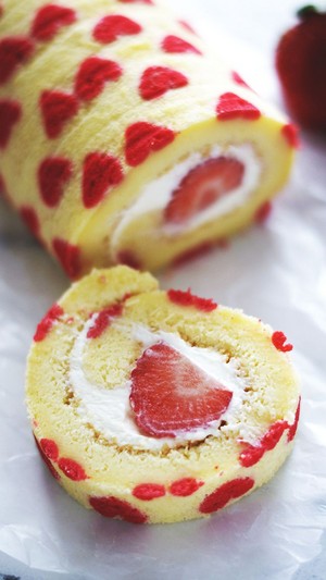 Strawberry Swiss Roll Cakes