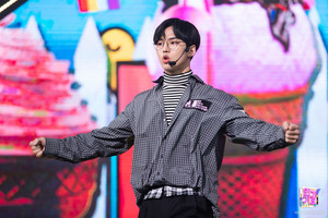  [Photo Sketch] The l’amour formula of 'The Pentagon' who sings likes! | Hongseok
