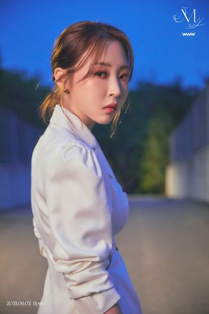  11th Mini Album [WAW] SOLO CONCEPT 사진 | MOONBYUL