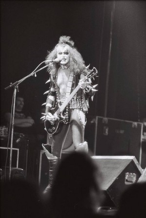  Gene ~Amsterdam, Netherlands...May 23, 1976 (Spirit of 76/Destroyer Tour)