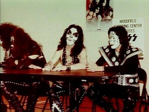  किस ~Schaumburg, Illinois...June 8, 1974 (Kiss Contest Promotion - Woodfield Shopping Center)