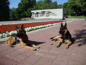 Lucy and Unna at the Second World War Memorial, Stavropol 2012