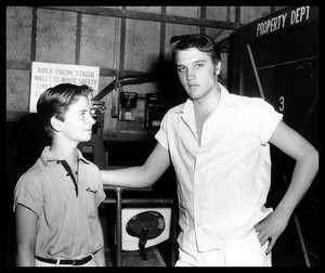  Elvis With A Young người hâm mộ