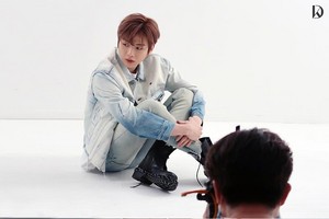  Behind-the-scenes चित्रो of Kang Daniel's Pictorial Shoot