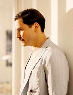  Daniel Brühl Photographed kwa Robert Rieger for Esquire Germany || July 2021