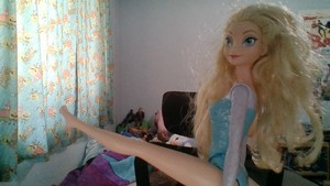  Elsa took a break from her gymnastics class to wish 당신 a very cool weekend