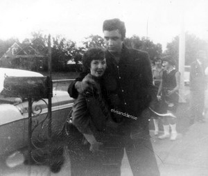  Elvis With A Female ファン