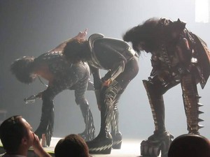  Paul, Tommy and Gene ~Windsor, Ontario, Canada...July 27, 2011 (Hottest mostrar on Earth Tour)