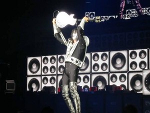 Tommy ~Windsor, Ontario, Canada...July 27, 2011 (Hottest Show on Earth Tour) 