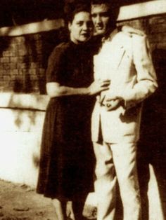  Elvis And His Mother