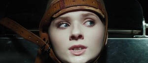  Abigail Breslin as Veronica (Final Girl) sombrero