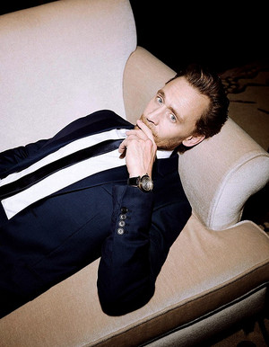  Tom Hiddleston 의해 Zoe McConnell for Cartier 2021
