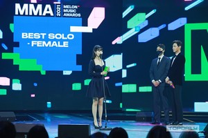  041221 आई यू received award 2021 MMA "BEST SOLO - FEMALE"