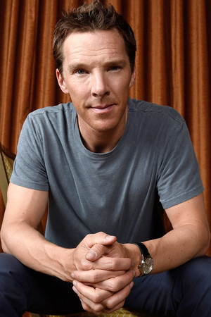  Benedict Cumberbatch photographed سے طرف کی Chris Pizzello for The Guardian (2021)