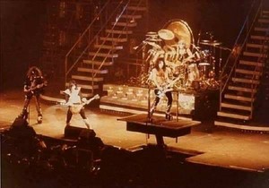  baciare ~Philadelphia, Pennsylvania...December 22, 1977 (ALIVE II Tour)