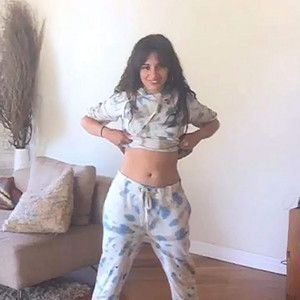  Camila Cabello menunjukkan Her Belly