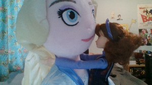  Elsa Loves To Hug And Get Hugged