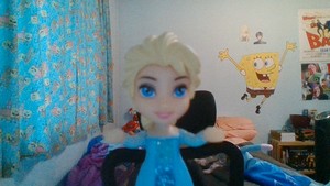  Elsa's Looking For Hugs. Do te Have Any?