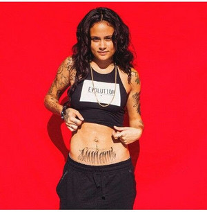  Kehlani Lifting Her camicia mostrare Her Abs