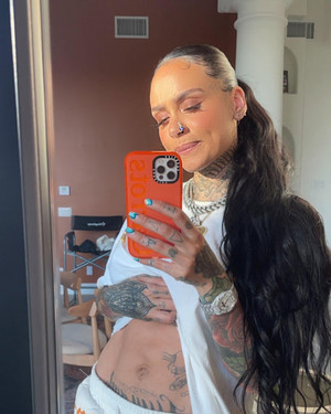 Kehlani Lifting Her Shirt To Show Her Belly Button