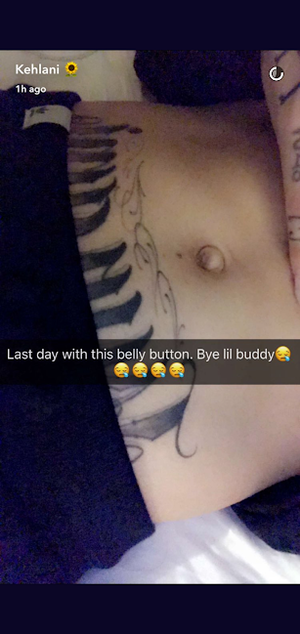  Kehlani inaonyesha Her Belly Button On Snapchat