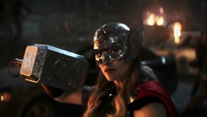  Natalie Portman as Jane Foster aka The Mighty Thor in Thor: Любовь and Thunder