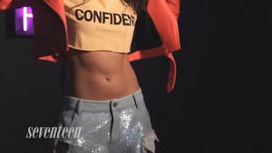  Selena Gomez Wird angezeigt Belly During Seventeen Magazine Photoshoot