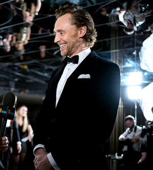  Tom Hiddleston attends the British Academy Film Awards 2022 Fundraising Gala رات کے کھانے, شام کا کھانا