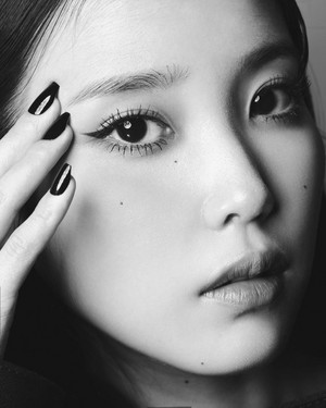  220502 ইউ x Gucci Beauty for Vogue Korea May 2022 Issue