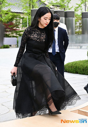  JISOO at Dior’s Fall 2022 Women’s Fashion 显示