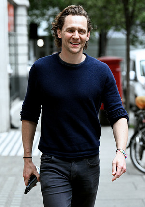  Tom Hiddleston seen leaving BBC Radio 2 Studios on May 11, 2022 in London, UK