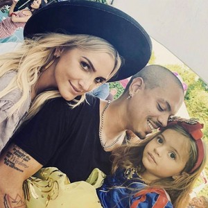  Ashley Simpson, Evan Ross and their daughter