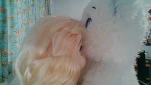  Elsa भालू gives tight, warm hugs