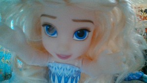 Elsa Loves Giving Her mga kaibigan Hugs