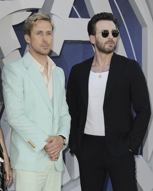  Ryan gosling کے, بطخا and Chris Evans | The Gray Man | LA Premiere Red Carpet | July 13, 2022