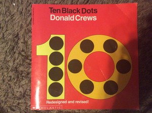  Ten Black Dots বই