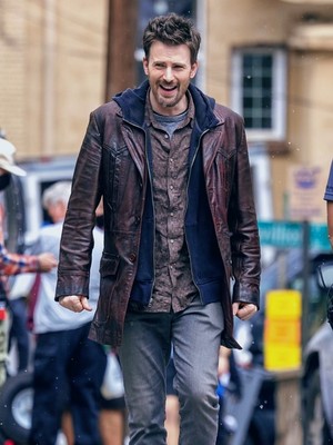  Chris Evans on the set of 'Red One'