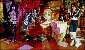  吻乐队（Kiss） ~Hollywood, California…October 29, 1976 (Paul Lynde 万圣节前夕 Special-ABC Studios)